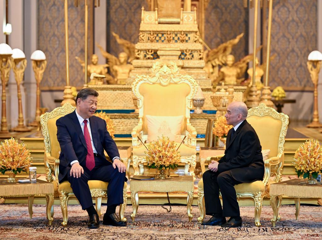 Xi Terima Pingat Kolar Besar Kemerdekaan Bangsa Kemboja