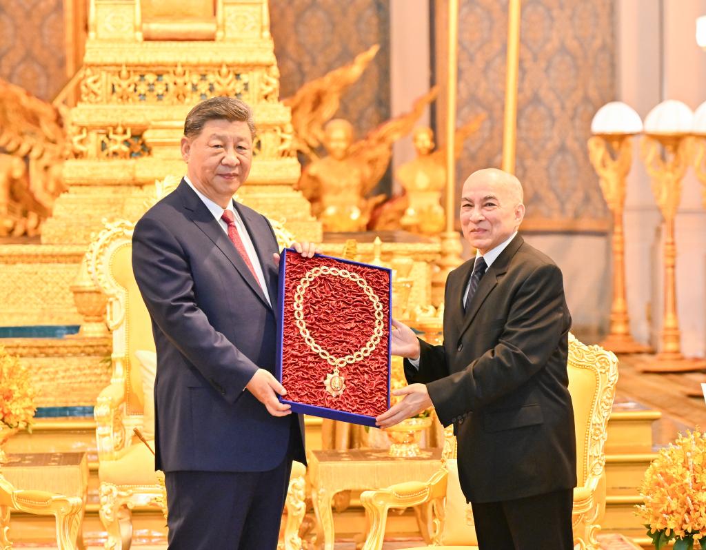 Xi Terima Pingat Kolar Besar Kemerdekaan Bangsa Kemboja