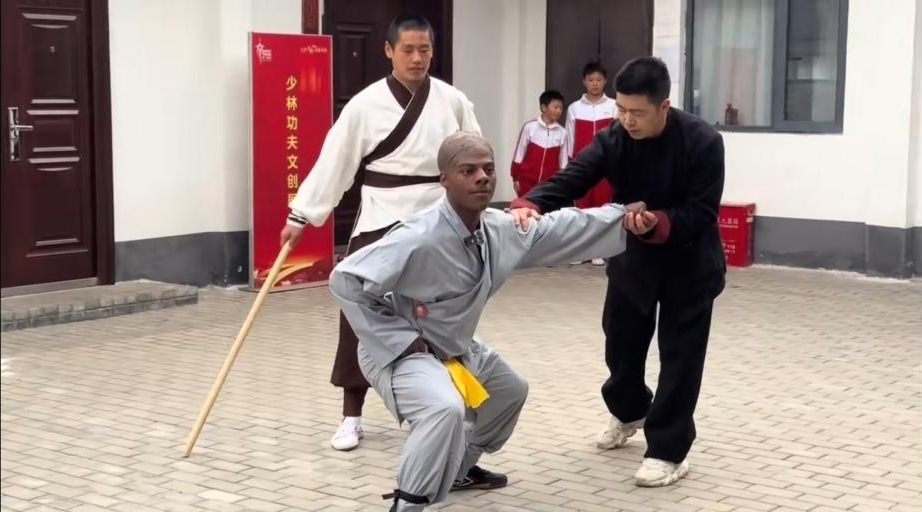 Pempengaruh dari Amerika Syarikat (AS), IShowSpeed mendekati seni mempertahankan diri Kung Fu Cina di Kuil Shaolin di Provinsi Henan, tengah China. (Foto tangkap layar daripada video)