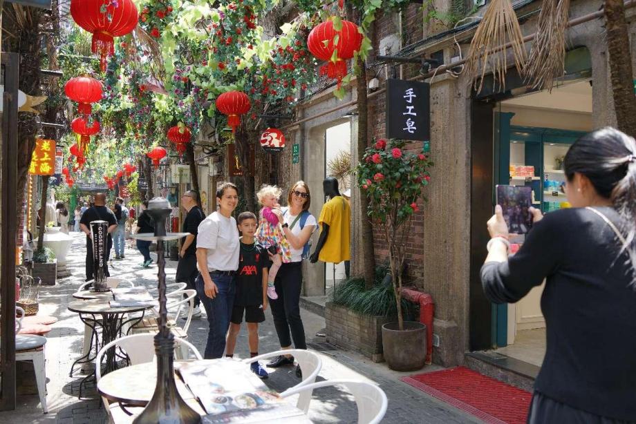 Pelancong bergambar di kawasan pemandangan di Shanghai, 7 April 2025. (Foto oleh Wang Gang/People's Daily Online)
