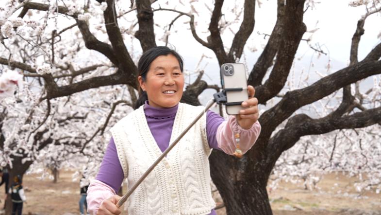   Yimeng Erjie, seorang pempengaruh dalam talian dari Provinsi Shandong di timur China, sedang merakam video. (Foto daripada aplikasi Dazhong)