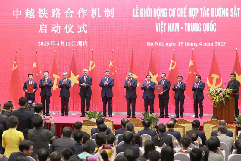 Presiden Xi Jinping (lima dari kiri), merangkap setiausaha agung Jawatankuasa Pusat Parti Komunis China, To Lam (enam dari kiri), setiausaha agung Jawatankuasa Pusat Parti Komunis Vietnam, dan pegawai China dan Vietnam yang lain menghadiri majlis pelancaran mekanisme kerjasama kereta api China-Vietnam di Hanoi pada 15 April 2025.