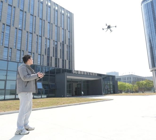 Seorang kakitangan Pusat Pemindahan Teknologi Universiti-Industri Serantau (Jiangsu) mengendalikan dron 6G untuk pengesahan teknikal. (Foto/Pang Chengchen)