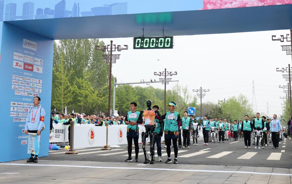 Robot, Manusia Berluma dalam Separuh Maraton di Beijing