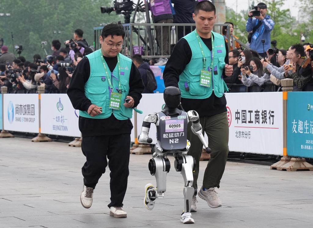 Robot, Manusia Berluma dalam Separuh Maraton di Beijing