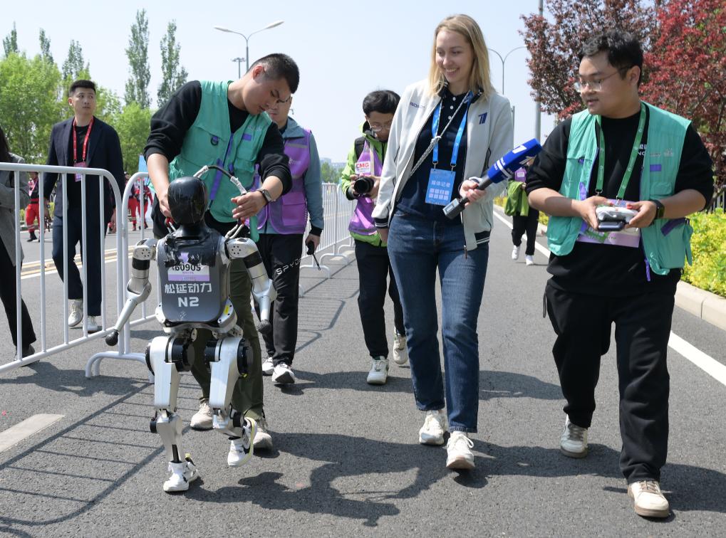 Robot, Manusia Berluma dalam Separuh Maraton di Beijing
