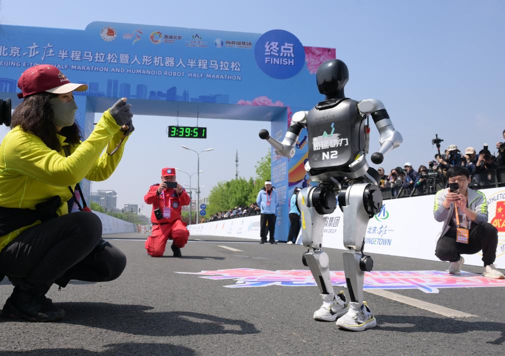 Robot, Manusia Berluma dalam Separuh Maraton di Beijing