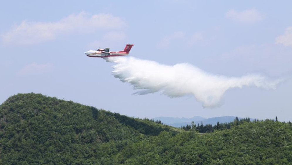 Sebuah pesawat amfibia pemadam kebakaran bersaiz besar dilihat semasa satu ujian penerbangan di Xichang, Provinsi Sichuan, barat daya China pada Jun 2023. (AVIC/menerusi Xinhua)