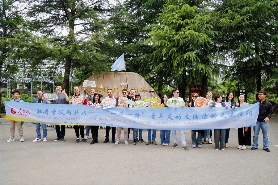 Rombongan Wartawan Asing Hayati Keindahan Bunga Peony di Luoyang