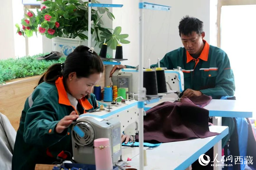 Penjahit pakaian Tibet di pangkalan pekerjaan dan keusahawanan di kaunti Zhanang, bandar Shannan, Wilayah Autonomi Xizang barat daya China. Pangkalan ini didedikasikan untuk menawarkan peluang pekerjaan dan sokongan keusahawanan kepada OKU. (Foto/Tsering Norbu)