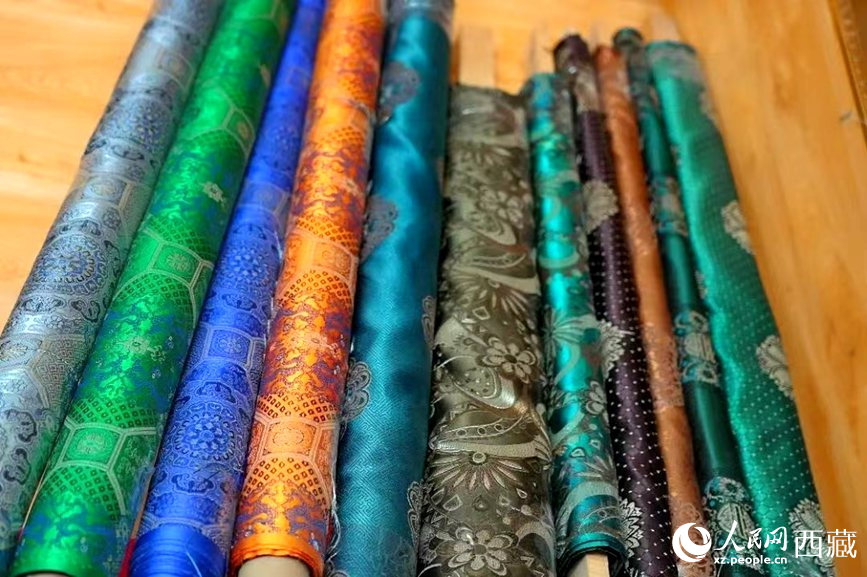 Foto menunjukkan sampel fabrik yang digunakan untuk membuat pakaian tradisional Tibet di pangkalan pekerjaan dan keusahawanan di kaunti Zhanang, bandar Shannan, Wilayah Autonomi Xizang barat daya China. Pangkalan ini didedikasikan untuk menawarkan peluang pekerjaan dan sokongan keusahawanan kepada memikul tugas itu. (Foto/Tsering Norbu)