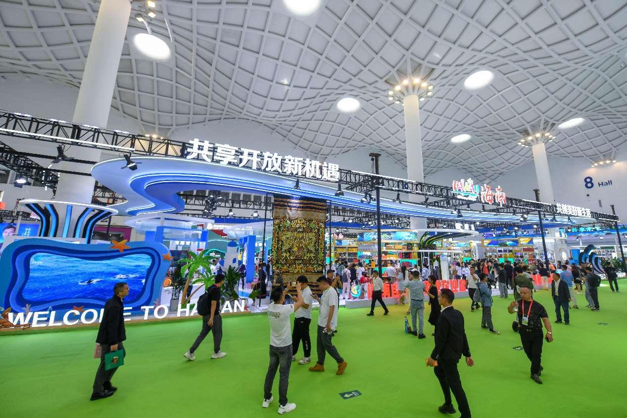 Foto bertarikh 14 April 2025 ini memaparkan pavilion Hainan di Ekspo Produk Pengguna Antarabangsa China ke-5. (Su Bikun/People’s Daily Online)