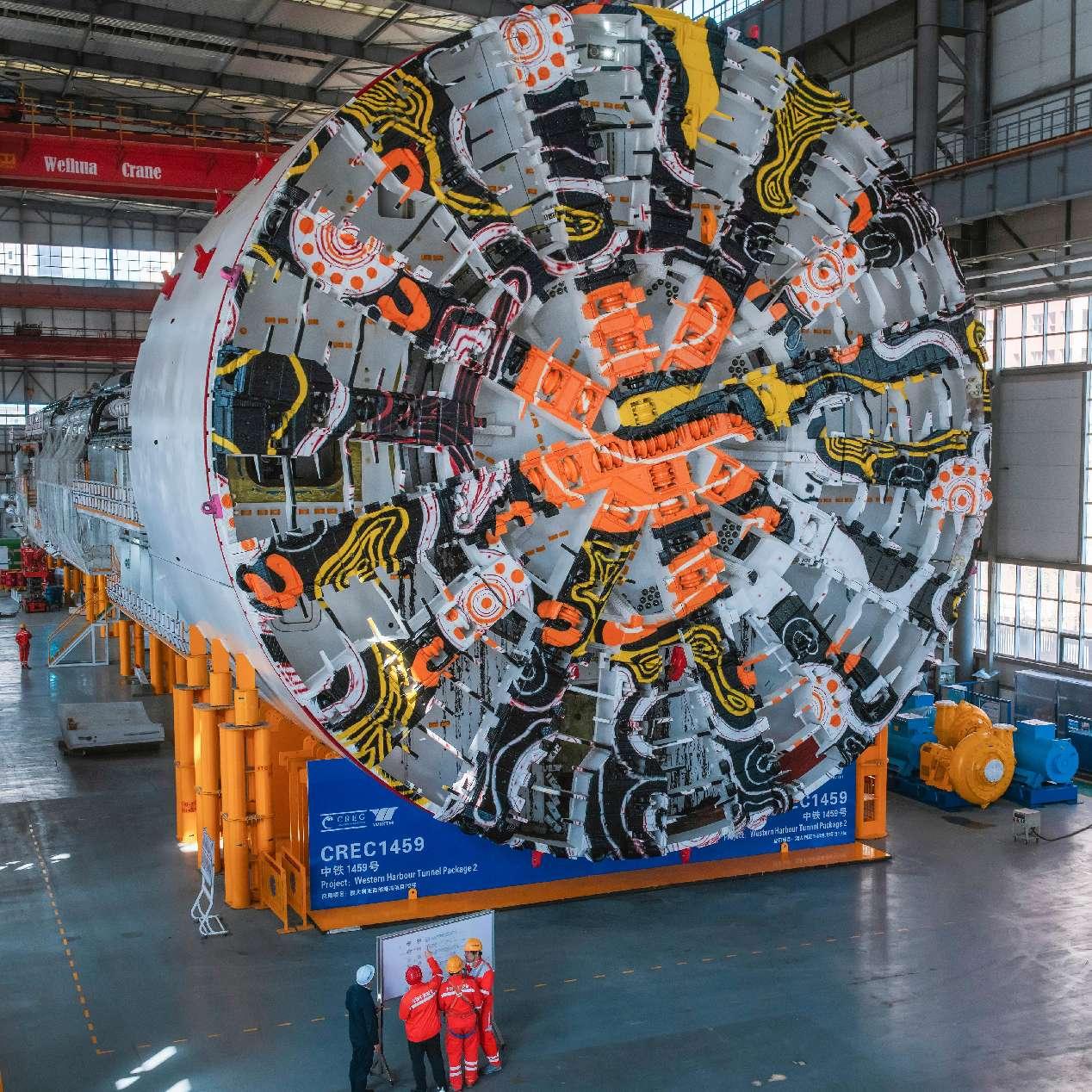 Jurutera China Railway Engineering Equipment Group sedang menentukur sebuah mesin gerudi terowong berdiameter ultra besar di Zhengzhou, Provinsi Henan, sebelum ia dieksport ke Australia. (People’s Daily Online/Qiu Xinsheng)