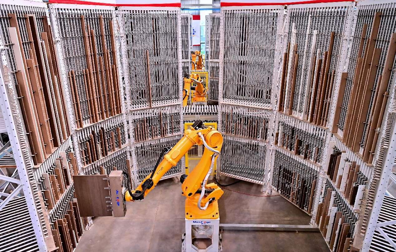 Lengan robotik bekerja di sebuah bengkel pintar di sebuah pengeluar perabot di Ganzhou, Provinsi Jiangxi di timur China. (People’s Daily Online/Zhu Haipeng)