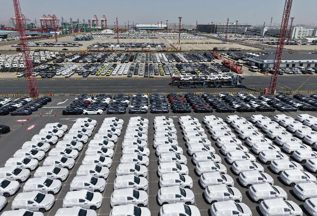 Kereta tenaga baharu yang dikeluarkan China sedang menunggu giliran untuk dieksport di Shanghai pada 13 April 2025. (People’s Daily Online/Long Wei)