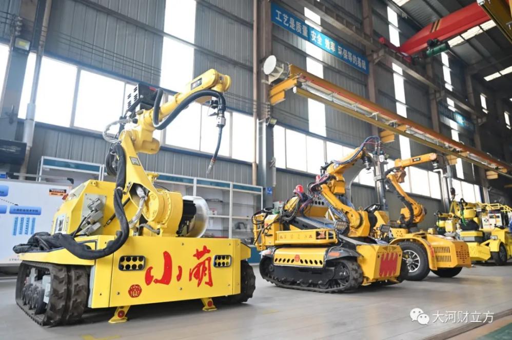 Foto menunjukkan robot kimpalan yang dibangunkan oleh Syarikat Henan Winner Vibrating Equipment. (Foto oleh akaun WeChat rasmi DaHe Fortune Cube)