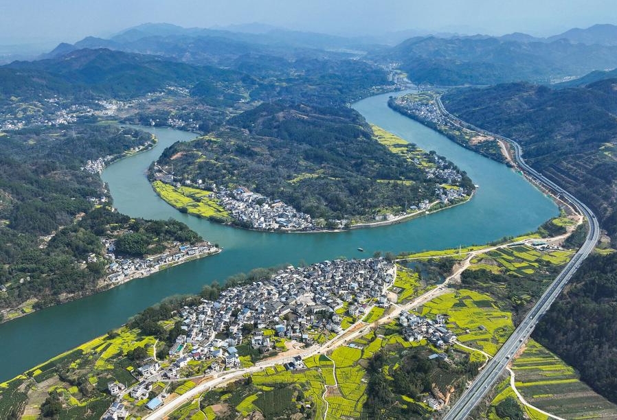 Foto sudut udara yang diambil menggunakan dron pada 22 Mac 2025 ini memaparkan pemandangan Kawasan Pemandangan Sungai Xin’an di Kaunti Shexian, Bandar Huangshan, Provinsi Anhui di timur China. (Xinhua/Shi Yalei)