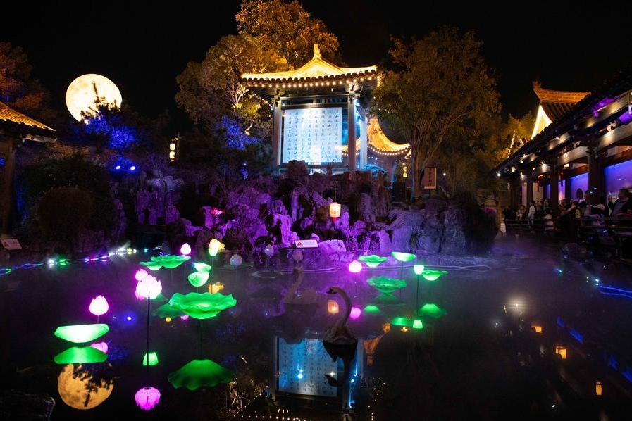 Pengunjung sedang menonton pertunjukkan langsung yang penuh asyik di pekan purba Huizhou, Bandar Huangshan, Provinsi Anhui, di timur China pada 23 Mac 2025. (Xinhua/Zhang Duan)