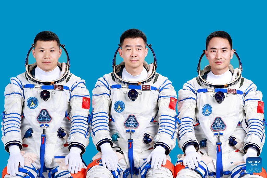 Foto anggota kru Shenzhou-20 Chen Dong (tengah), Chen Zhongrui (kanan) dan Wang Jie. Angkasawan Chen Dong, Chen Zhongrui, dan Wang Jie akan melaksanakan misi penerbangan angkasa lepas bermanusia Shenzhou-20, dengan misi akan diketuai oleh Chen Dong. (Xinhua)