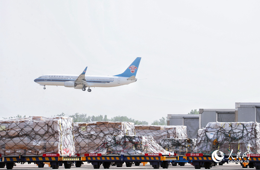 Barang-barang menunggu pengangkutan di lapangan terbang Zhengzhou. (People’s Daily Online/Huo Yaping)