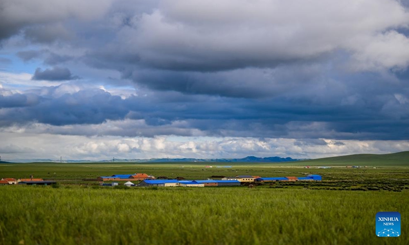 Foto yang diambil pada 16 Julai 2024 ini memperlihatkan pemandangan padang rumput di Banner Ujimqin Barat, Xilingol League, Wilayah Autonomi Mongolia Dalam di utara China.