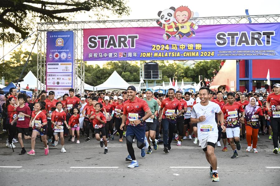 Orang ramai menyertai larian persahabatan Malaysia-China 2024 di Kota Kinabalu, Sabah pada 25 Ogos 2024. (Xinhua/Cheng Yiheng)