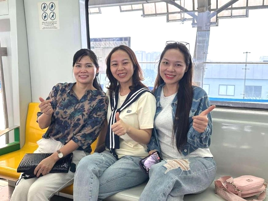 Penduduk di Hanoi, ibu kota Vietnam, sedang membuat gaya untuk bergambar di dalam sebuah tren metro laluan Cat Linh-Ha Dong yang dibina boleh sebuah syarikat China, yang juga laluan metro pertama di bandar ibu kota Vietnam itu. (People’s Daily/Sun Guangyong)