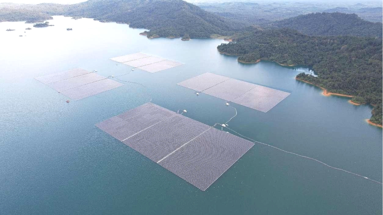 Pemandangan sudut udara ini memaparkan loji kuasa yang dibina oleh Syarikat China Energy Engineering Group Jiangsu Power Design Institute di Sarawak, Malaysia, dengan kapasiti terpasang 50 megawat. (Foto ihsan Syarikat China Energy Engineering Group Jiangsu Power Design Institute)