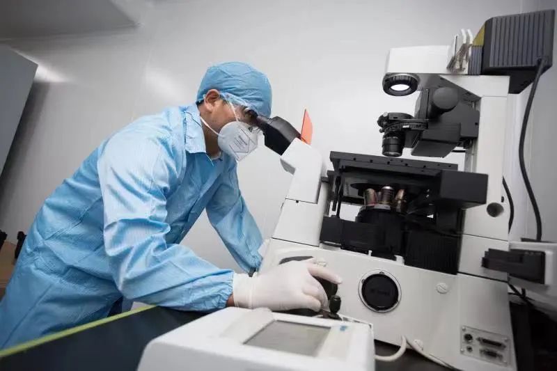 Seorang penyelidik dari JW Therapeutics sedang menjalan kerja-kerja analisis menggunakan instrumen yang tepat. (Foto fail)