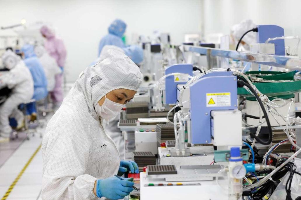 Pekerja sedang membuat kamera berkualiti tinggi di sebuah bengkel syarikat teknologi di Suqian, Provinsi Jiangsu, di timur China. (People’s Daily Online/Xu Changliang)