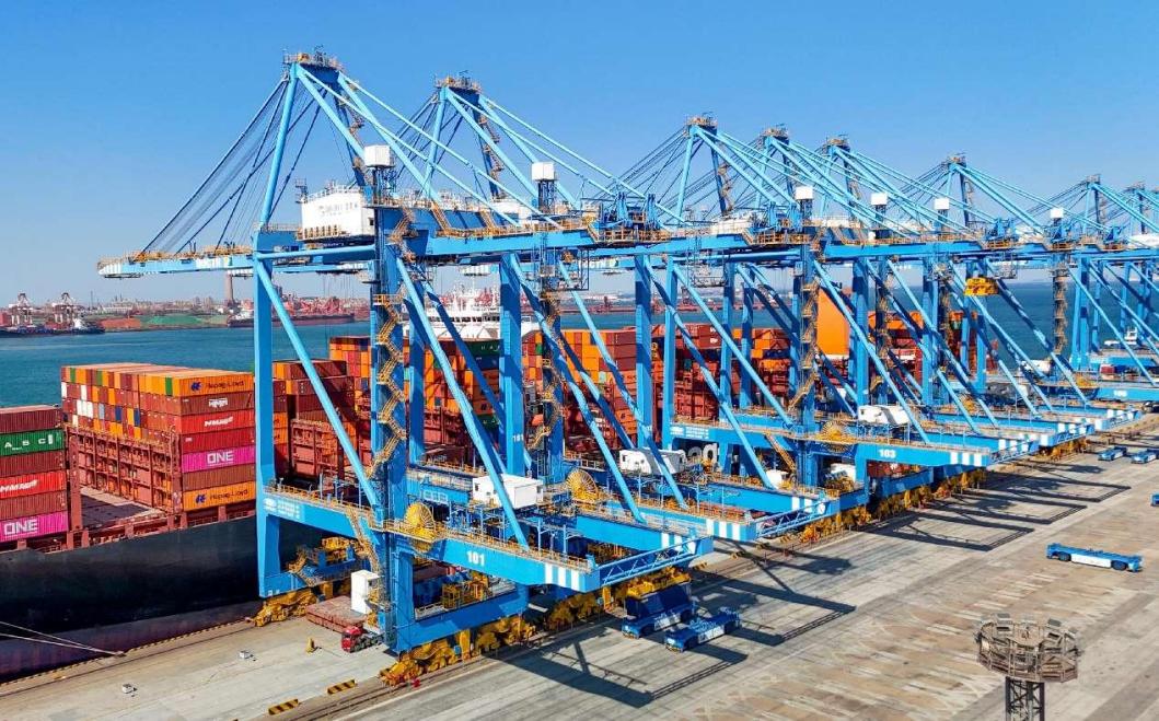 Kontena dimuatkan dan dipunggah di terminal automatik penuh Pelabuhan Qingdao, Provinsi Shandong di timur China. (People's Daily Online/Zhang Jingang)