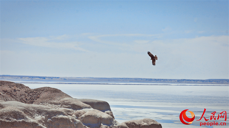 Foto Tasik Ulungur yang beku mula mencair di kaunti Fuhai, kawasan Altay, Wilayah Autonomi Uygur Xinjiang, barat laut China. (oleh People’s Daily Online)