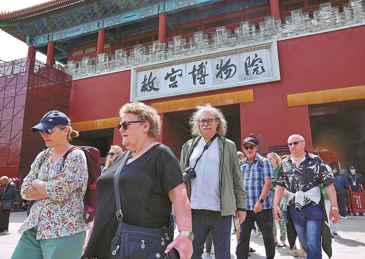 Foto pelancong yang baru keluar dari Kota Larangan di Beijing, pada Jumaat. (China Daily/Wang Xin)