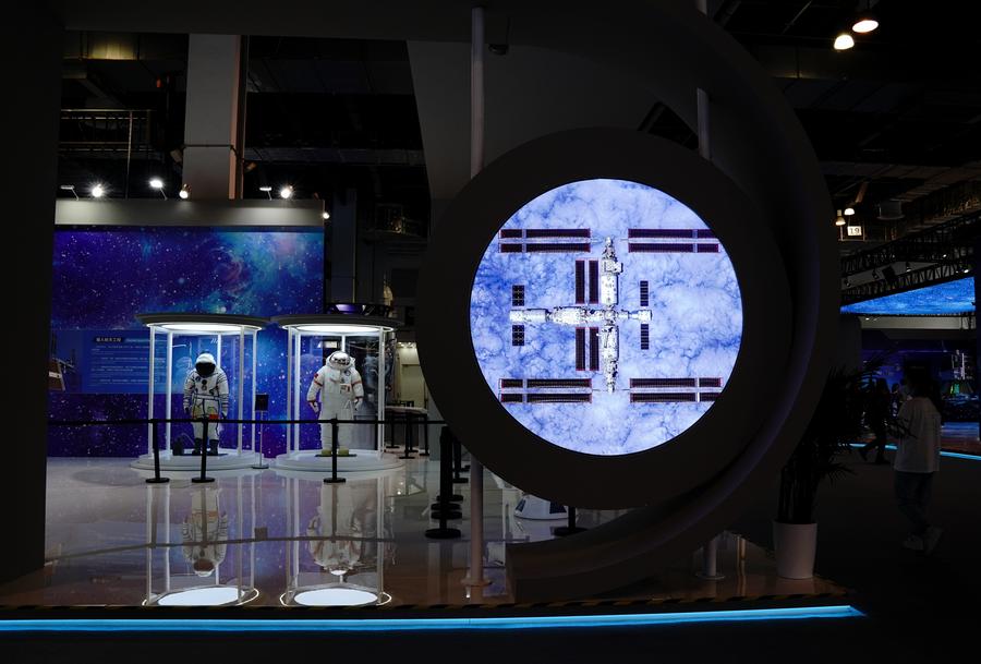 Satu angkasa lepas dipamerkan semasa pra-tonton pameran sains yang menandakan Hari Angkasa Lepas ke-10 di Pusat Konvensyen dan Pameran Ekspo Dunia Shanghai di timur China pada 23 April 2025. (Xinhua/Zhang Jiansong)