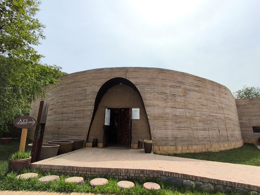 Foto memperlihatkan pintu masuk Kampung Seramik (Antarabangsa) Sancai Luoyang di Kaunti Luoning, Luoyang, Provinsi Henan di tengah China. (People’s Daily Online/Lu Yang)