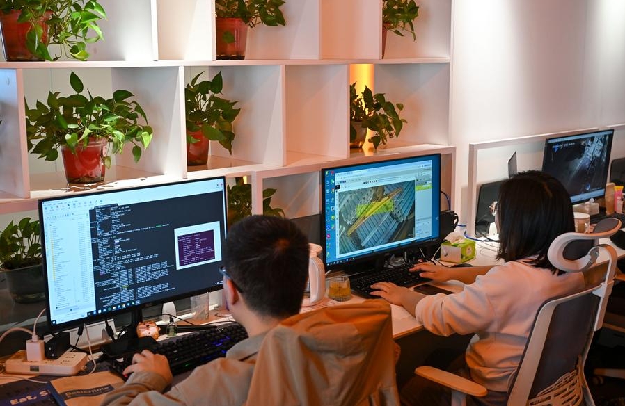 Para pekerja di sebuah syarikat perisian sedang membuat perisian industri di Tianjin, utara China pada 18 April 2025. (Xinhua/Sun Fanyue)