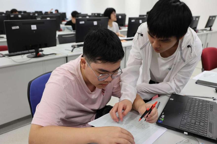 Foto dua pelajar dari Fakulti Kejuruteraan Kimia dan Tenaga, Universiti Xiamen Malaysia yang sedang belajar bersama-sama. (People’s Daily/Huan Xiang)