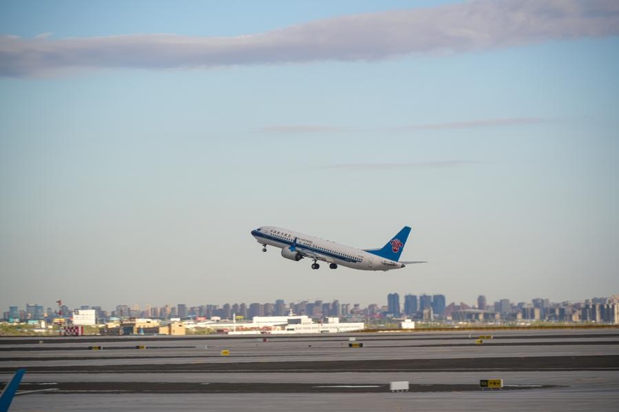 Sebuah pesawat yang menuju ke Guangzhou, Provinsi Guangdong berlepas dari Lapangan Terbang Antarabangsa Tianshan Urumqi, Wilayah Autonomi Uygur Xinjiang di barat laut China pada 17 April 2025. (Xinhua/Xu Hongyan)