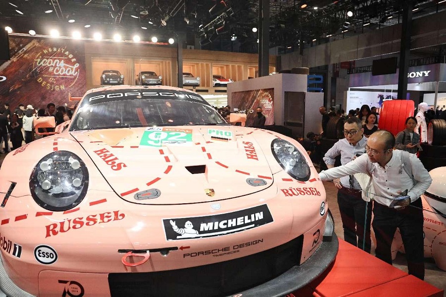 Sebuah kereta dipamerkan semasa Pameran Industri Automonil Antarabangsa Shanghai ke-21 pada 23 April. (People’s Daily Online/Xu Peiqin)