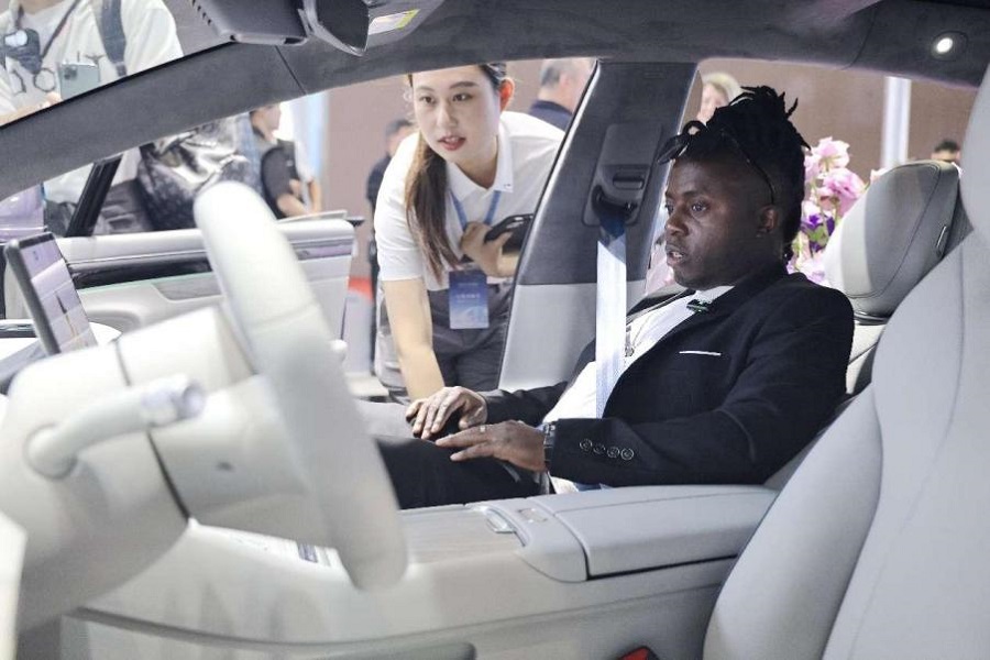 Pelawat asing berpeluang merasai pengalaman berada di dalam kenderaan yang dipamerkan di Pameran Industri Automobil Antarabangsa Shanghai ke-21 pada 23 April. (People's Daily Online/Xu Peiqin)
