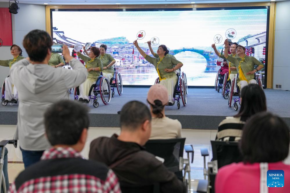 Penari Berkerusi Roda Ceriakan Hari Dengan Seni