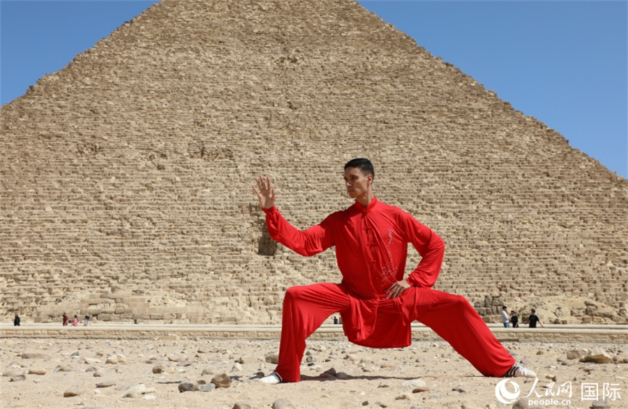 Warga Mesir Praktik Tai Chi di Kaki Piramid