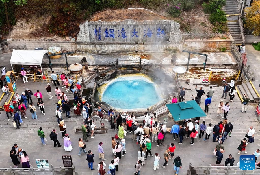 Foto sudut udara yang diambil menggunakan dron pada 23 April 2025 ini memaparkan orang ramai yang melawat sebuah mata air panas di Tengchong, Provinsi Yunnan di barat daya China. (Xinhua/Zhao Hui)