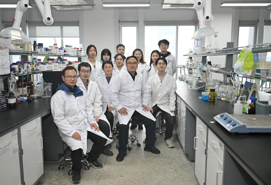 Foto para penyelidik yang terdiri daripada pasukan inovasi yang khusus dalam penggunaan sumber air buangan dan mikrobiom sintetik di Institut Biologi Chengdu di bawah Akademi Sains China di Chengdu, Provinsi Sichuan, barat daya China pada 18 Mac 2025. (Xinhua/Liu Kun)