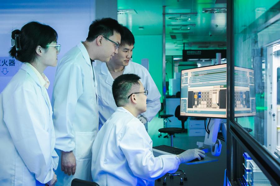 Pasukan penyelidik dari Institut Teknologi Termaju Shenzhen (SIAT) di bawah Akademi Sains China (CAS) menjalankan penyelidikan di Infrastruktur Biologi Sintetik Shenzhen, Provinsi Guangdong, selatan China, pada 27 Mac 2025. (SIAT/melalui Xinhua)