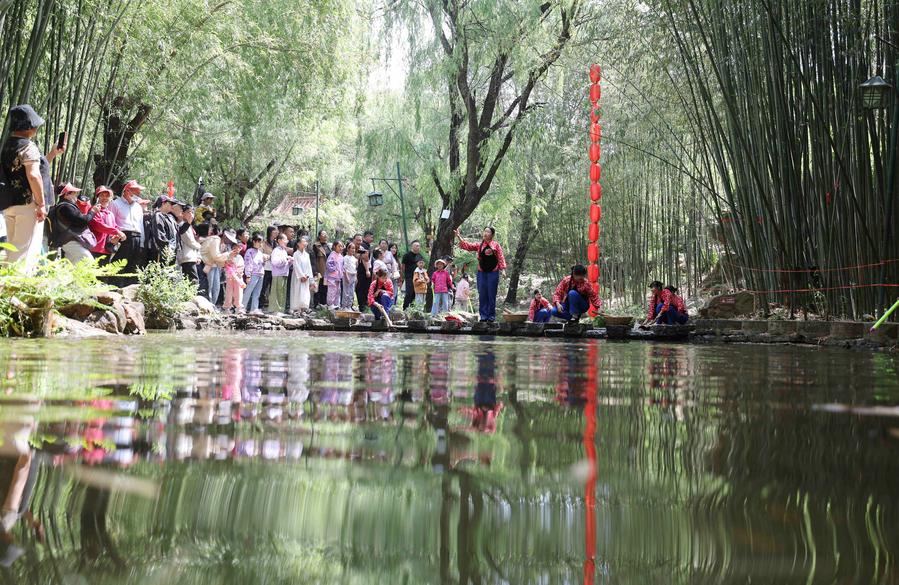 Pelancong menonton pertunjukan seni rakyat di Kampung Zhuquan, Kaunti Yinan, Provinsi Shandong di timur China pada 4 Mei 2025. (Xinhua/Wang Yanbin)