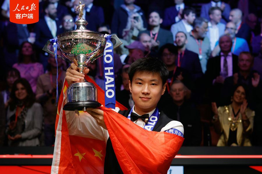 Zhao Xintong, pemain snuker China bergambar dengan trofi selepas memenangi perlawanan terakhir menentang pemain dari Wales, Mark Williams semasa Kejuaraan Snuker Dunia di Crucible Theathre, Sheffield, United Kingdom pada 5 Mei 2025. 