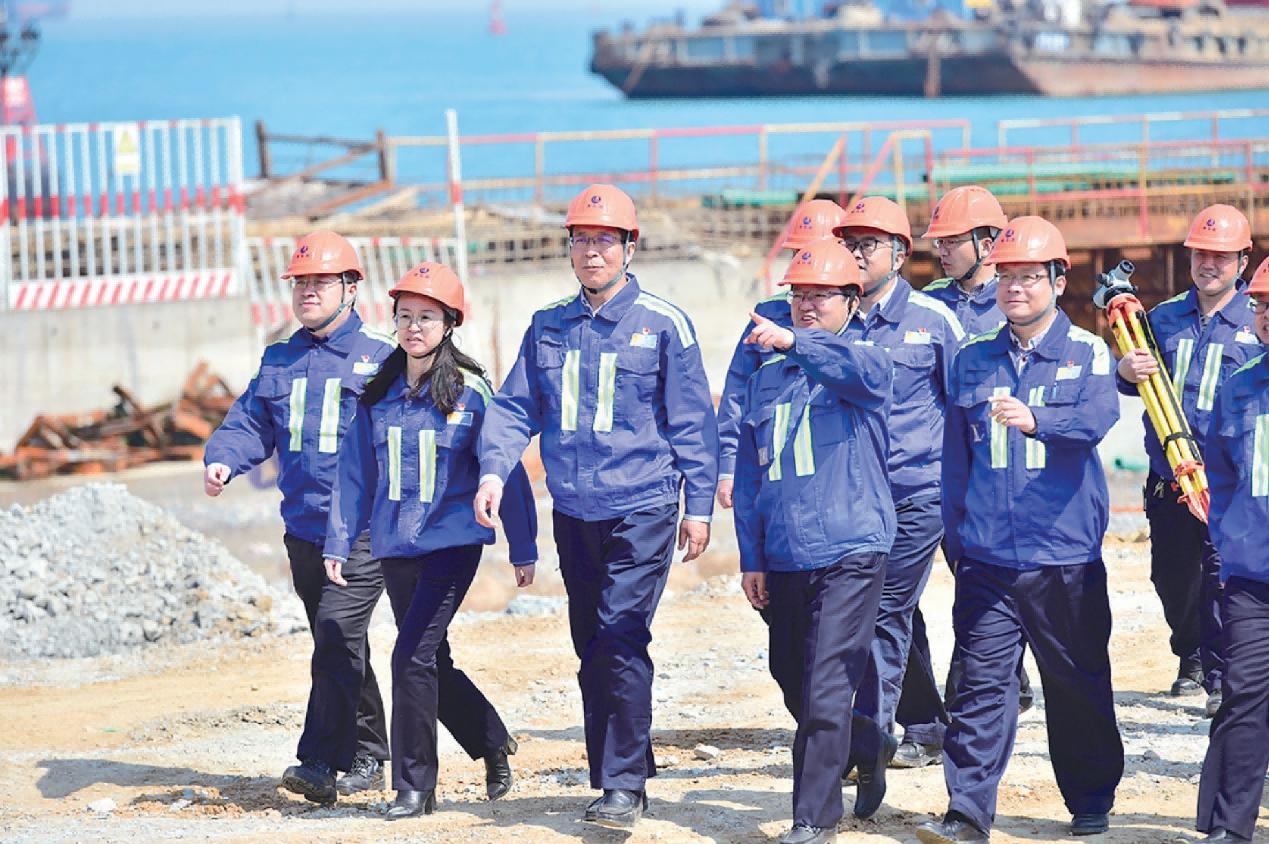 Semasa peringkat awal pembinaan terminal automatik Pelabuhan Qingdao, Zhang Liangang (tiga dari kiri) menerajui pasukannya untuk melakukan pemeriksaan di tapak. (Foto oleh Kumpulan Pelabuhan Shandong)