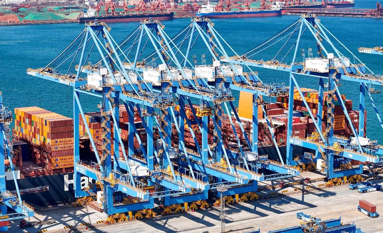 Beberapa kapal kontena sedang memuatkan dan memunggah kargo di teminal automatik sepenuhnya Pelabuhan Qingdao di Provinsi Shandong, timur China pada 18 Mac. (People’s Daily Online/Zhang Jingang)