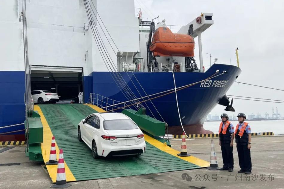 Kenderaan pra-milik dimuatkan ke dalam sebuah kapal untuk dieksport.